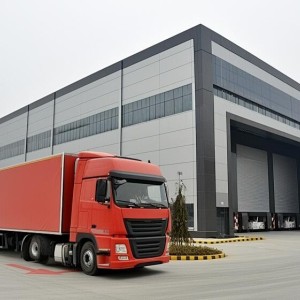 中国最繁忙的西向跨境通道之一，日发车量大，主要运输日用消费品、建材及汽车配件，辐射整个中亚市场。